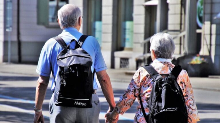 jubilados pensionistas pareja ancianos