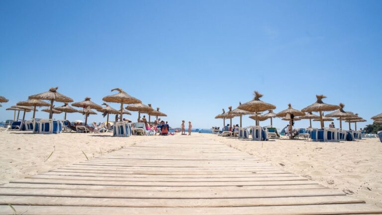 Magaluf - playa - sombrillas - calor - altas temperaturas - cielo despejado - sol