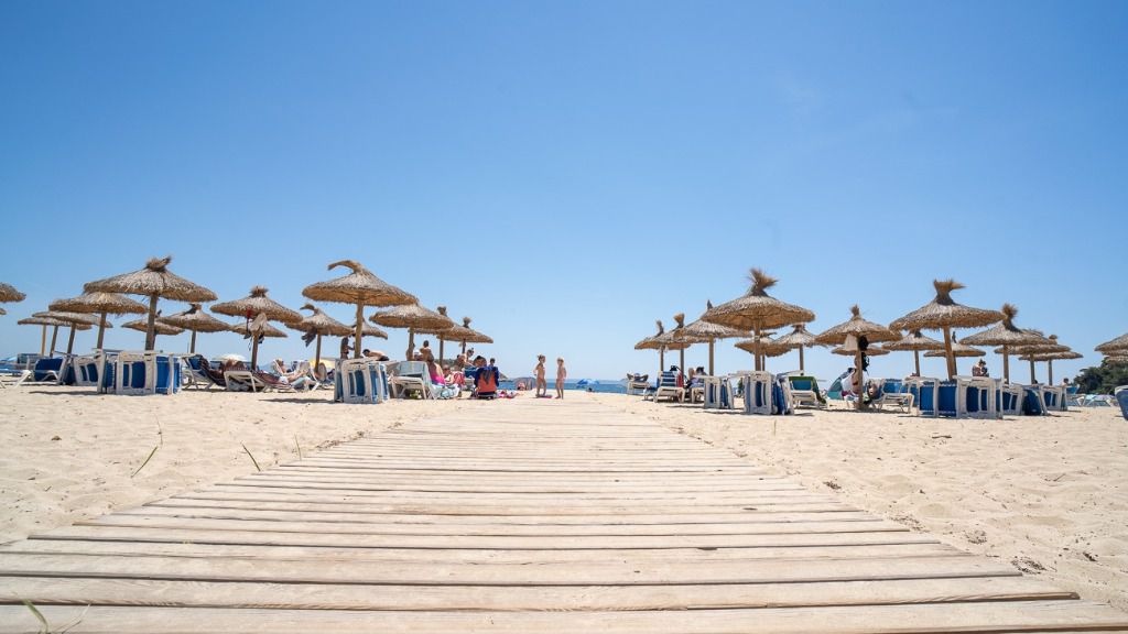 Magaluf - playa - sombrillas - calor - altas temperaturas - cielo despejado - sol