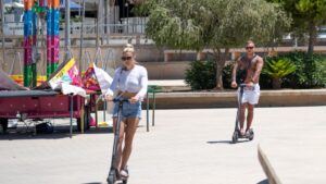 Magaluf - turistas - patinetes - verano - calor
