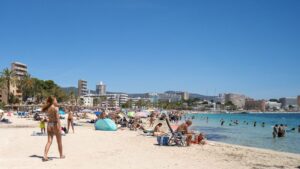 Magaluf - ba&ntilde;istas - playa - arena - sol
