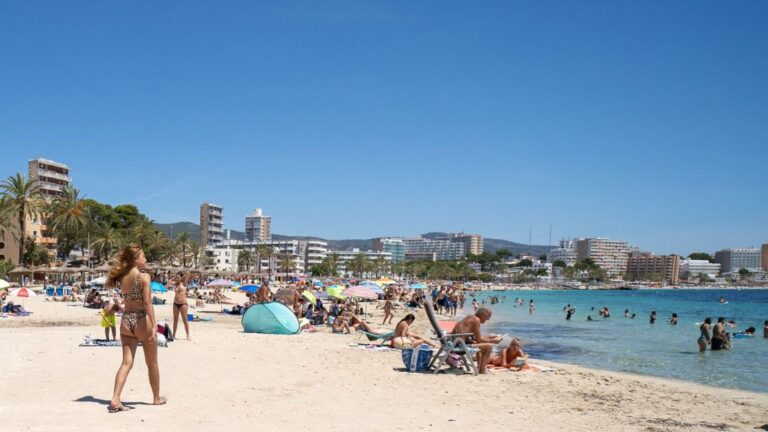 Magaluf - ba&ntilde;istas - playa - arena - sol