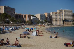Magaluf-playa-turistas
