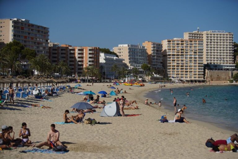 Magaluf-playa-turistas
