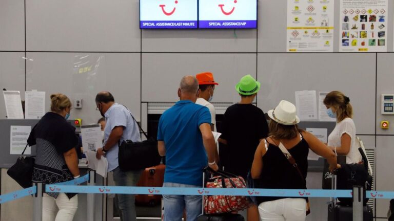 tui turistas aeropuerto