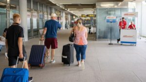 turistas aeropuerto palma