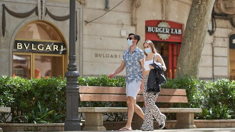 turistas-mascarilla-borne