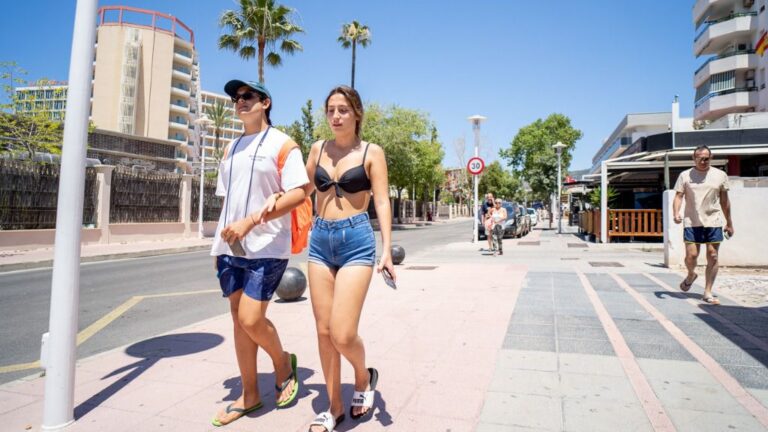 Magaluf - turistas - patines - verano - calor - sol