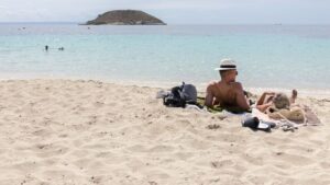 turistas playa calvia