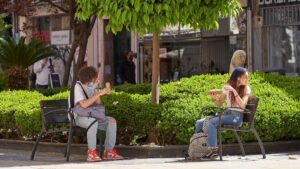 banco-sentados-comida-calor