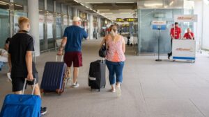 turistas aeropuerto palma