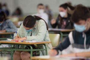 alumnos aula escuela estudiantes