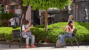 banco-sentados-comida-calor