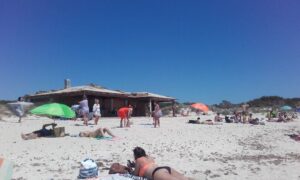 playa turistas calor