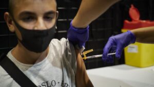 vacuna coronavirus ni&ntilde;o joven
