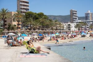 Magaluf - playa - turistas - sol - calor