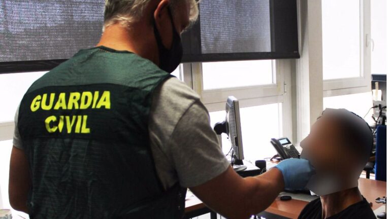 El detenido en la sede de la Guardia Civil
