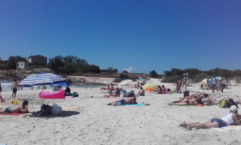 playa turistas calor