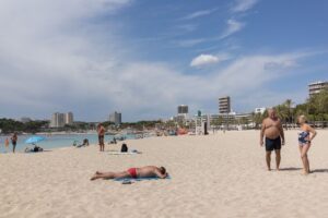 Turistas brit&aacute;nicos playa