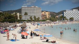 turistas playa calvia