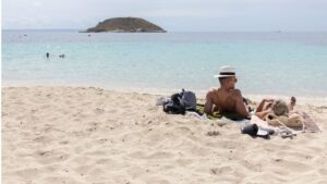 turistas playa calvia