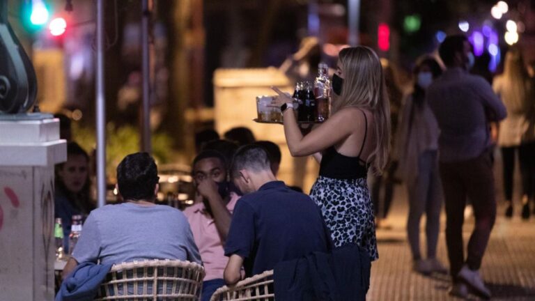 camarera-covid-terraza