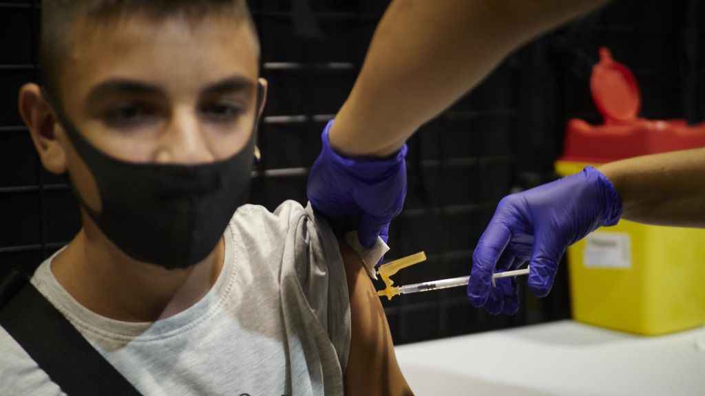 vacuna coronavirus niño joven