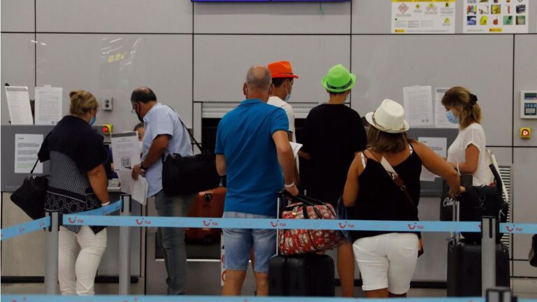 tui turistas aeropuerto