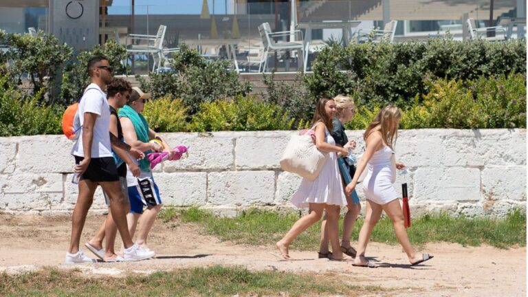 Magaluf - turistas - amigos - calor - camino - bañistas