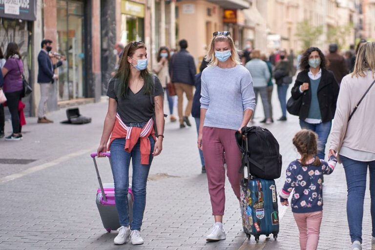 turistas-mascarilla-palma-maleta