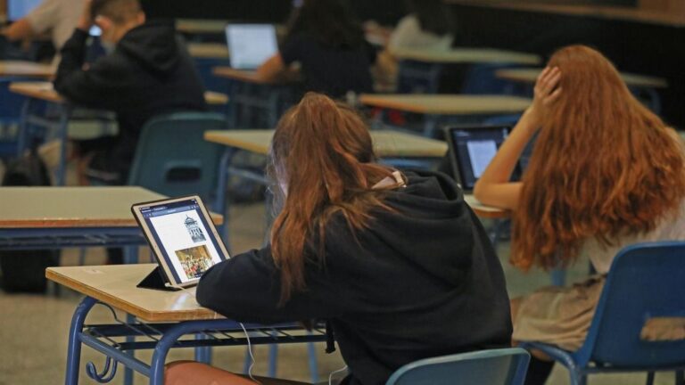 estudiantes alumnos aula colegio