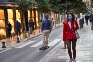 peaton-monopatin-mascarilla