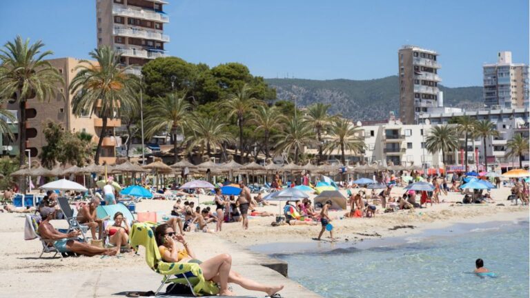 Magaluf - playa - turistas - sol - calor