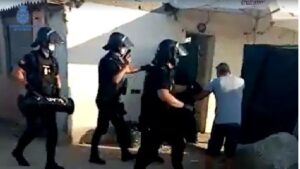 Momento de la detenci&oacute;n de uno de los sospechosos