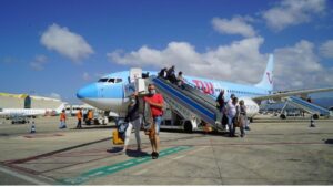 aeropuerto turistas plan piloto avion TUI