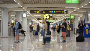 turistas aeropuerto mascarillas