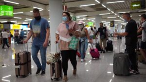 turistas mascarilla coronavirus aeropuerto