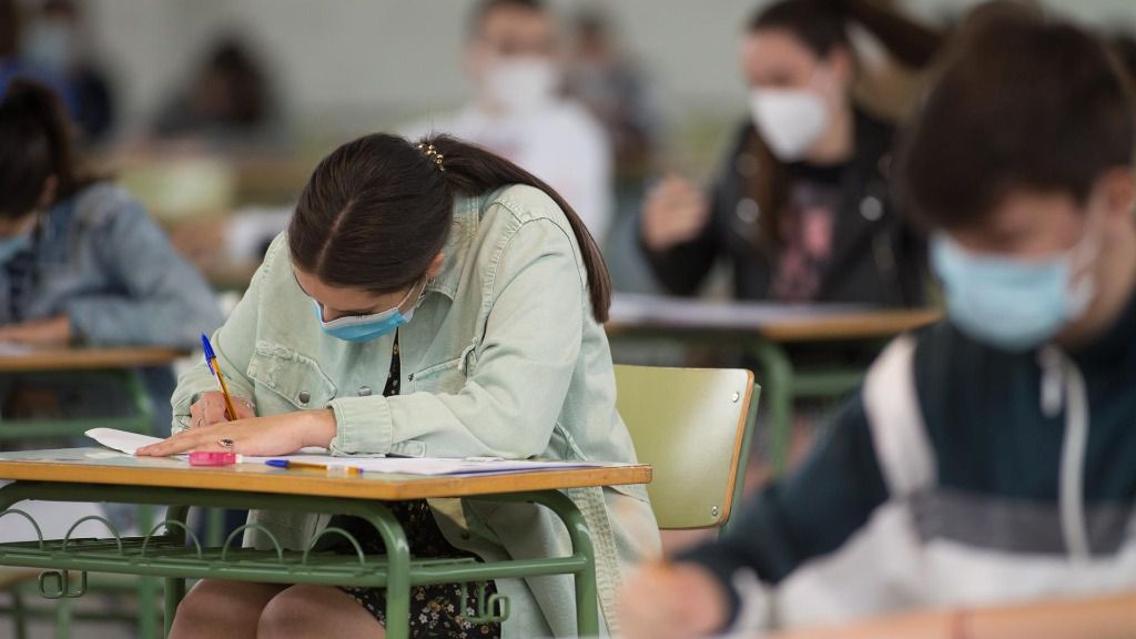 alumnos aula escuela estudiantes