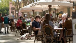 turistas-mascarilla-terraza