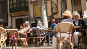 turistas-mascarilla-terraza