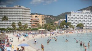 turistas playa calvia