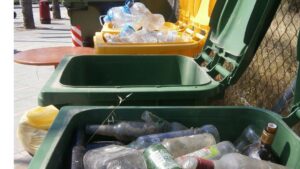 Limpieza en la Marina de Magaluf