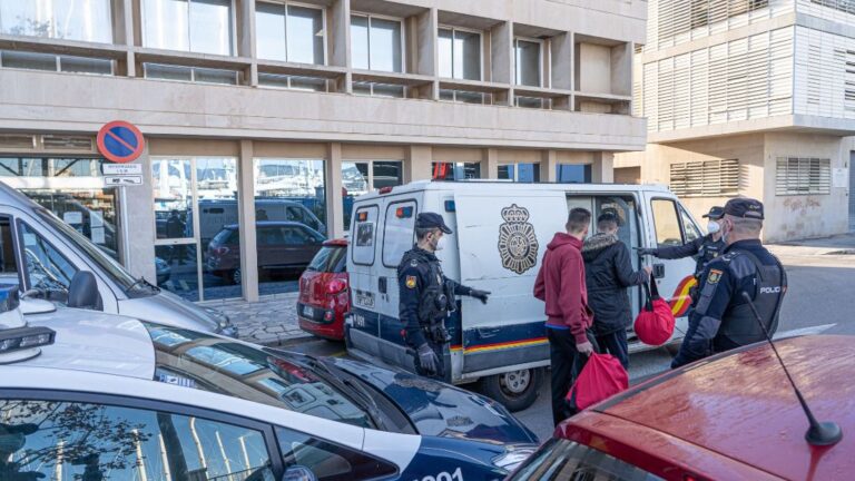 inmigrantes-patera-devolucion-policia-nacional