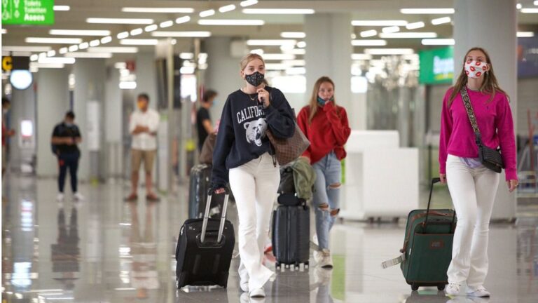 turistas aeropuerto mascarillas
