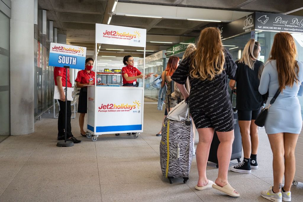 turistas aeropuerto palma