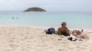 turistas playa calvia