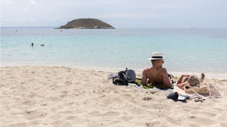 turistas playa calvia