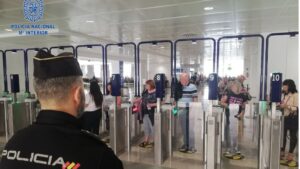 control policia pasaportes aeropuerto