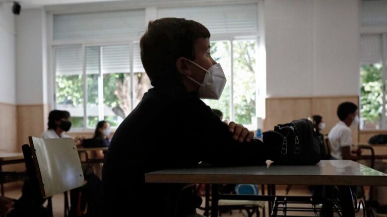nino-mascarilla-aula-colegio