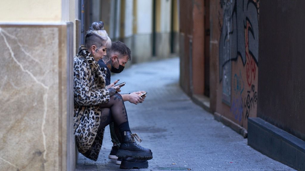 no-mascarilla-sentados-